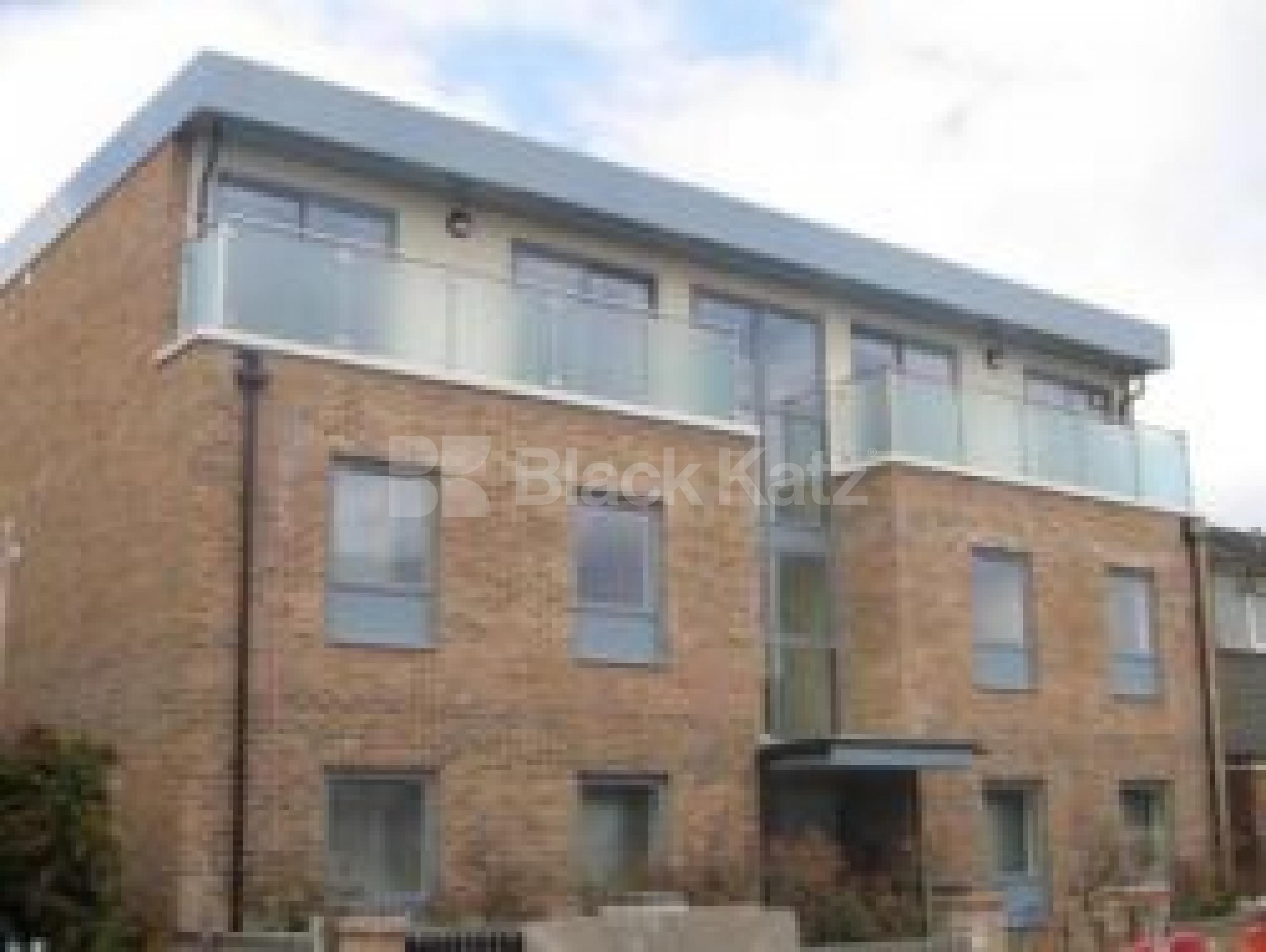 			NEW REFURB!!!, 2 Bedroom, 1 bath, 1 reception Flat			 Palace Road x3, BOUNDS GREEN N11 N11